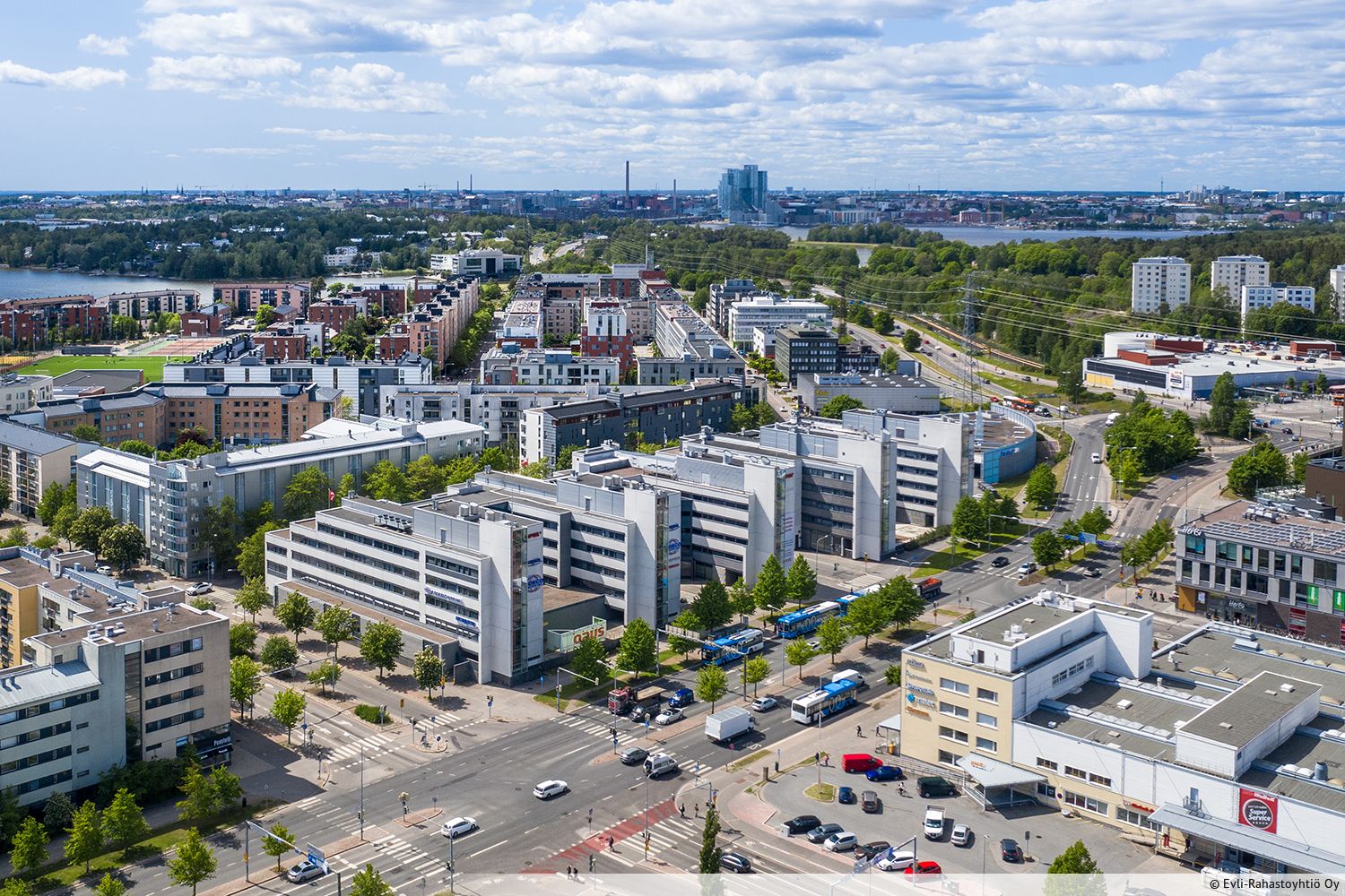 Vuokrataan Opus Business Parkin toisesta kerroksesta mahtava toimistotila. Tilaa on mahdollista muokata vuokralaisen tarpeiden mukaan. Opus Business Park tarjoaa vuokralaisilleen monipuoliset palvelut sek&auml; hyv&auml;t julkiset yhteydet, Herttoniemen metroasema ja It&auml;v&auml;yl&auml; sijaitse...