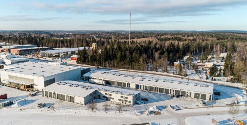 Sisäänajettava varasto/tuotantotila, A24 toimistoparvella. Tiloissa on nosto-ovi, lattiakaivo, voimavirtapiste sekä vesipiste. Tuotantotilojen yhteydessä on 2.krs toimistoparvi, jossa minikeittiö sekä wc.Tilayksiköiden välinen väliseinä voidaan poistaa tai aukottaa. TEKNISIÄ TIETOJA; Kaksi nosto-ov...