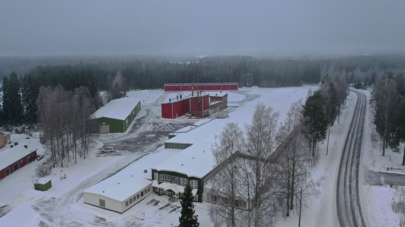 Teollisuuskiinteistö jossa useita rakennuksia. Ikkunatehtaana palvellut tuotantolaitos näyttävällä näyttelytilalla ja toimistolla. Osta omaksi tai vuokrakohteeksi!