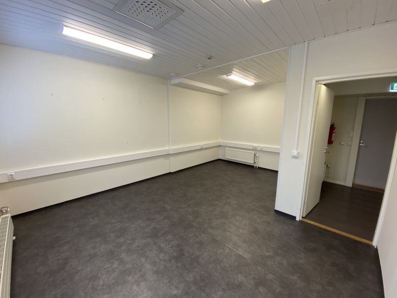 Erillinen huone keittiön yhteydessä