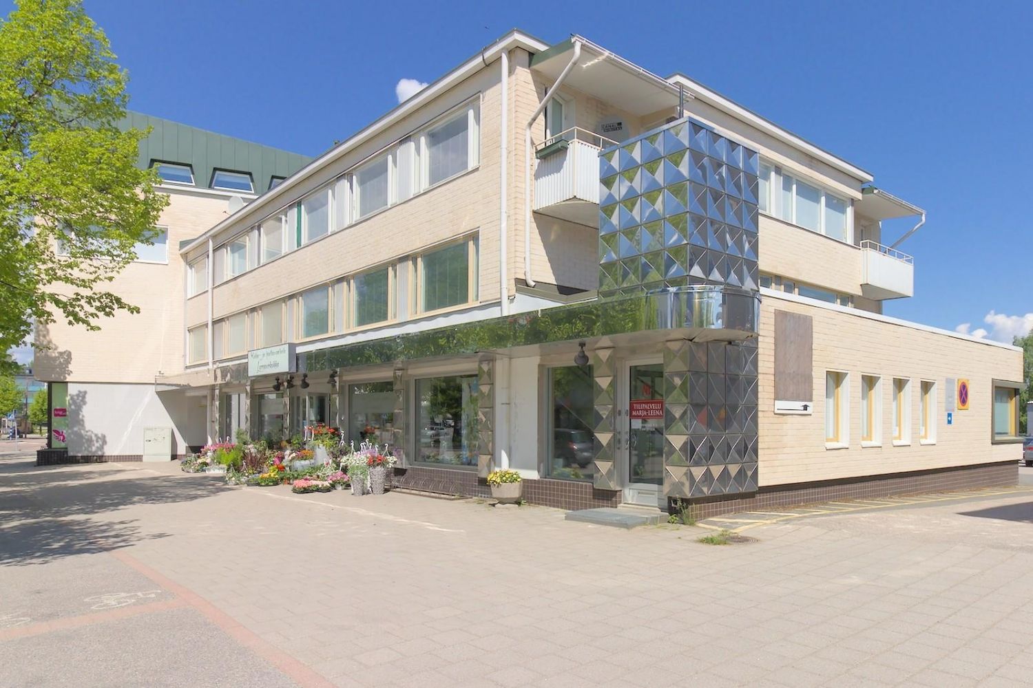 Näppärä ja toimiva tila moneen käyttöön aivan ydinkeskustassa liiketalon toisessa kerroksessa. Oma sisäänkäynti katutasosta. Tila on vuokrattavissa heti, kysy lisää välittäjältä!