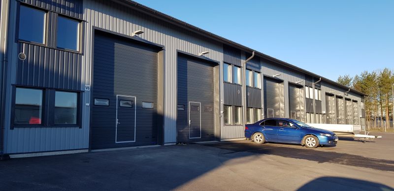 Korkeaa hallitilaa hyvällä sijainnilla. Tiloista löytyy keittiö, ph/wc.