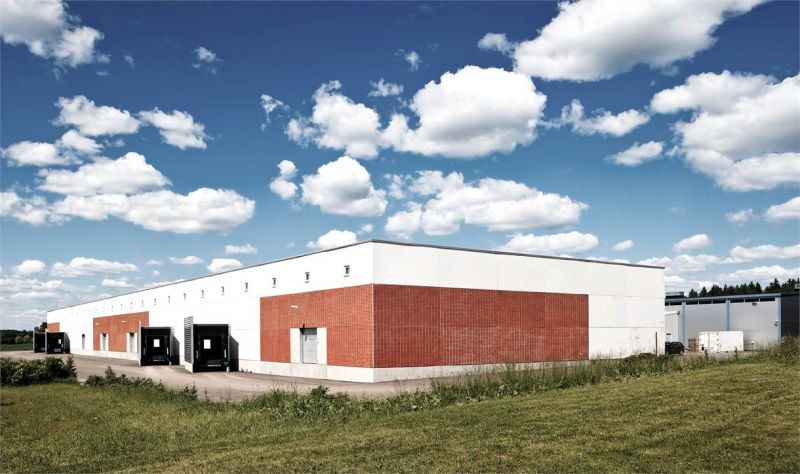 Vuokrattavana katutason varasto-/tuotantotilaa neljällä lastaustaskulla ja usealla nosto-ovella. 