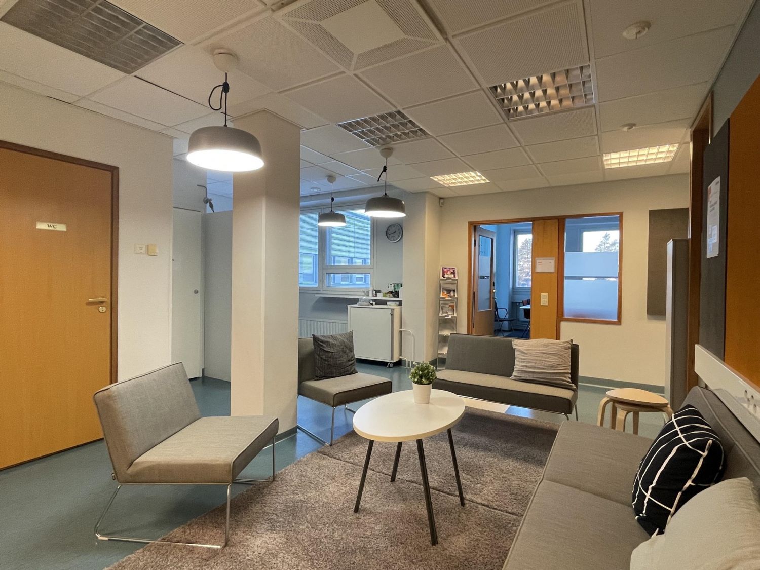 Kempeleestä, osoitteesta Voimatie 6, vuokrattavana siistikuntoinen toimistokokonaisuus. Toimistotilat sijaitsevat rakennuksen kolmannessa kerroksessa, jonne käynti helposti hissillä. Tilat koostuvat toimistohuoneista, saunatiloista, neuvotteluhuoneista sekä taukokeittiöstä. Toimistohuoneita on yhtee...