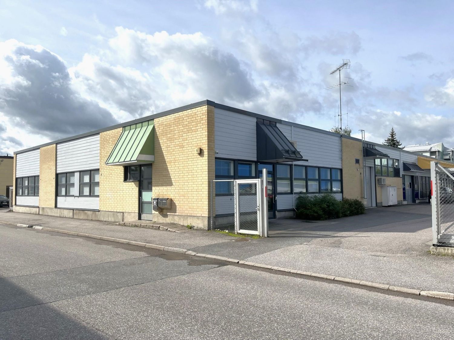 Heti vapaa siistikuntoinen liiketila, joka sopii niin toimisto, kuin liike- tai vastaanotto tilaksi. Esteetön kulku, kaksi sisäänkäyntiä ja invamitoitettu wc.Erikokoisia työ- ja neuvotteluhuone tiloja, tilamuutoksista mahdollista neuvotella.Ilmalämpöpumput asennettu viilennykseen.Tälle tilall...