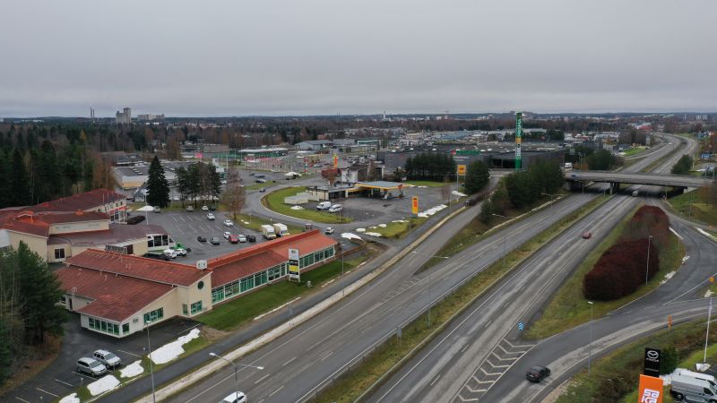 Tälle tilalle oma parkkialue rakennuksen takana