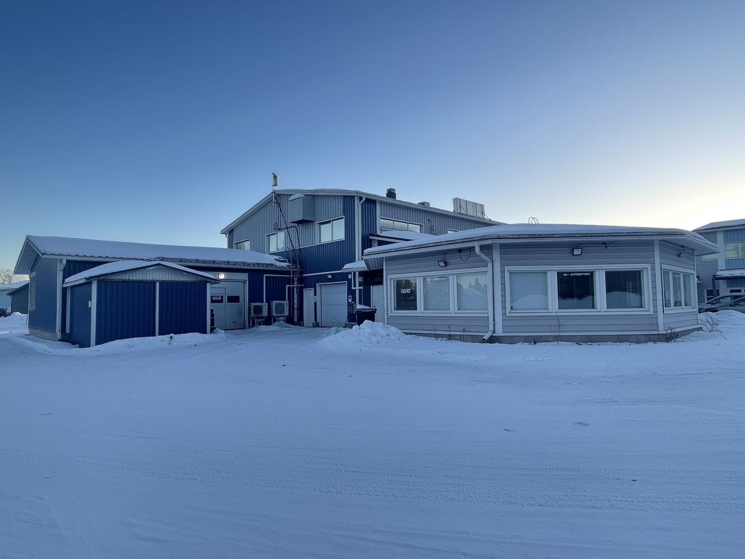 Kempeleen Paiturissa vuokrattavana hyvän kokoinen toimitilakokonaisuus, joka soveltuu hyvin yhdelle tai useammalle käyttäjälle. Tilat koostuvat liiketilasta, jossa on aiemmin ollut autoliike ja lounasravintola, hallitiloista, jotka soveltuvat hyvin varastoksi tai tuotantoon, sekä toimistotiloista. H...