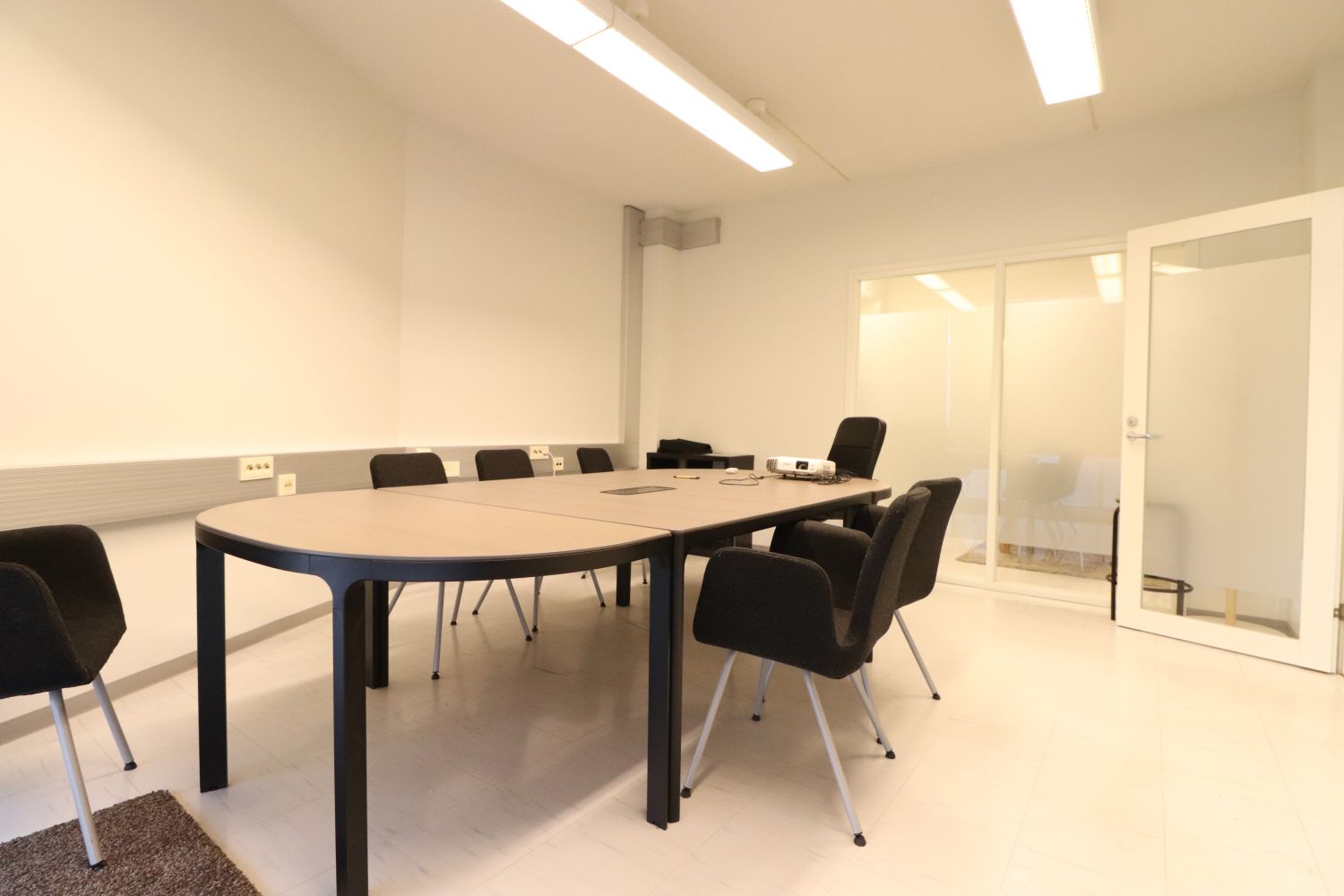 Yhteiskäytössä oleva neukkari