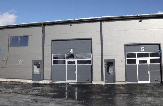 Vuokrattavana maaliskuussa 2023 valmistunut monikäyttöinen halli.Kohteessa on maalämpö, A-energialuokka, öljyn erotuskaivo, aurinkopaneelit, sähkökäyttöiset nosto-ovet, aita ja kauko-ohjattava liukuportti.Myös sähkö 230V pistokkeet ja 16A voimavirta valmiina sekä lattiakaivot, joissa hiekan ja ölj...