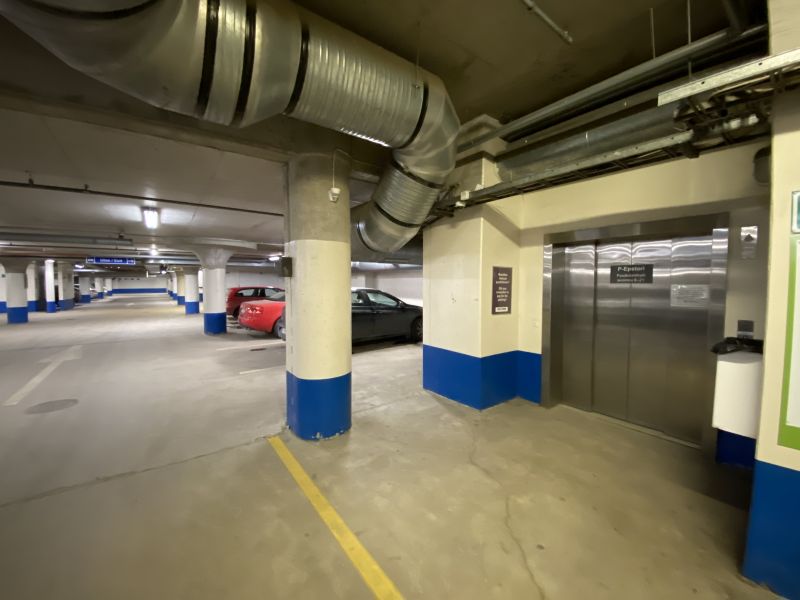 Tavarahissi autokellarista suoraan liiketilan eteiseen