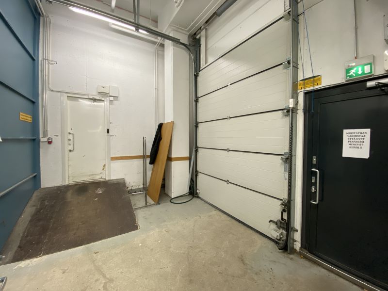 Lastaus/purkualue varaston yhteydessä.