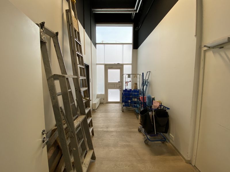 Käytävä sosiaalitiloihin ja henkilökunnan tiloihin