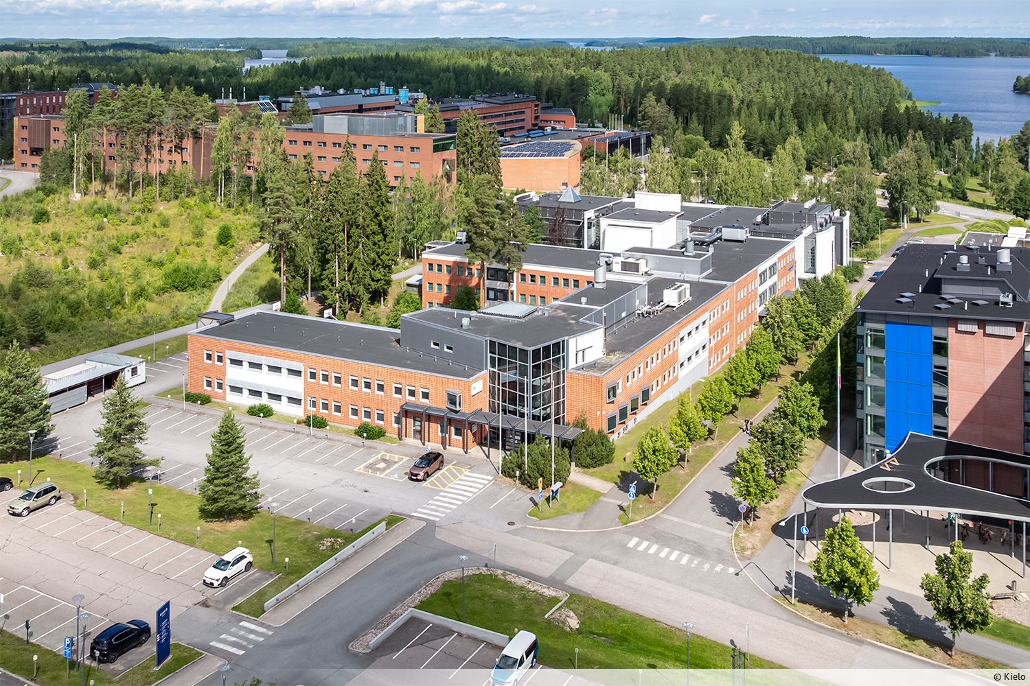 Vuokrattavana iso avarara toimitilakokonaisuus, joka kattaa avotoimistoja sekä pieniä toimistohuoneita, käytössä on koko oma siipi. Samasta kiinteistöstä löytyy myös vuokralaisten käytettävissä olevat neuvottelu- ja saunatilat. Kohde sijaitsee Lappeenrannan Skinnarilassa, loistavien kulkuyhteyksien ...