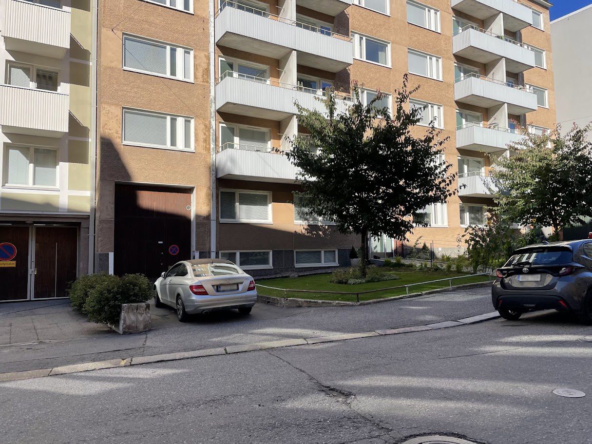 Vuokrataan Helsingin ytimestä, Punavuorenkatu 15 varastotilaa 20 m2 sekä tallipaikka autolle lämpimästä autohallista, jossa 16 autopaikkaa. Ikkunattomassa varastossa on leveät metalliovet. Ajo halliin Punavuorenkadulta. Autopaikalla on sähköauton latausmahdollisuus.Yhteisvuokra varastolle sekä aut...