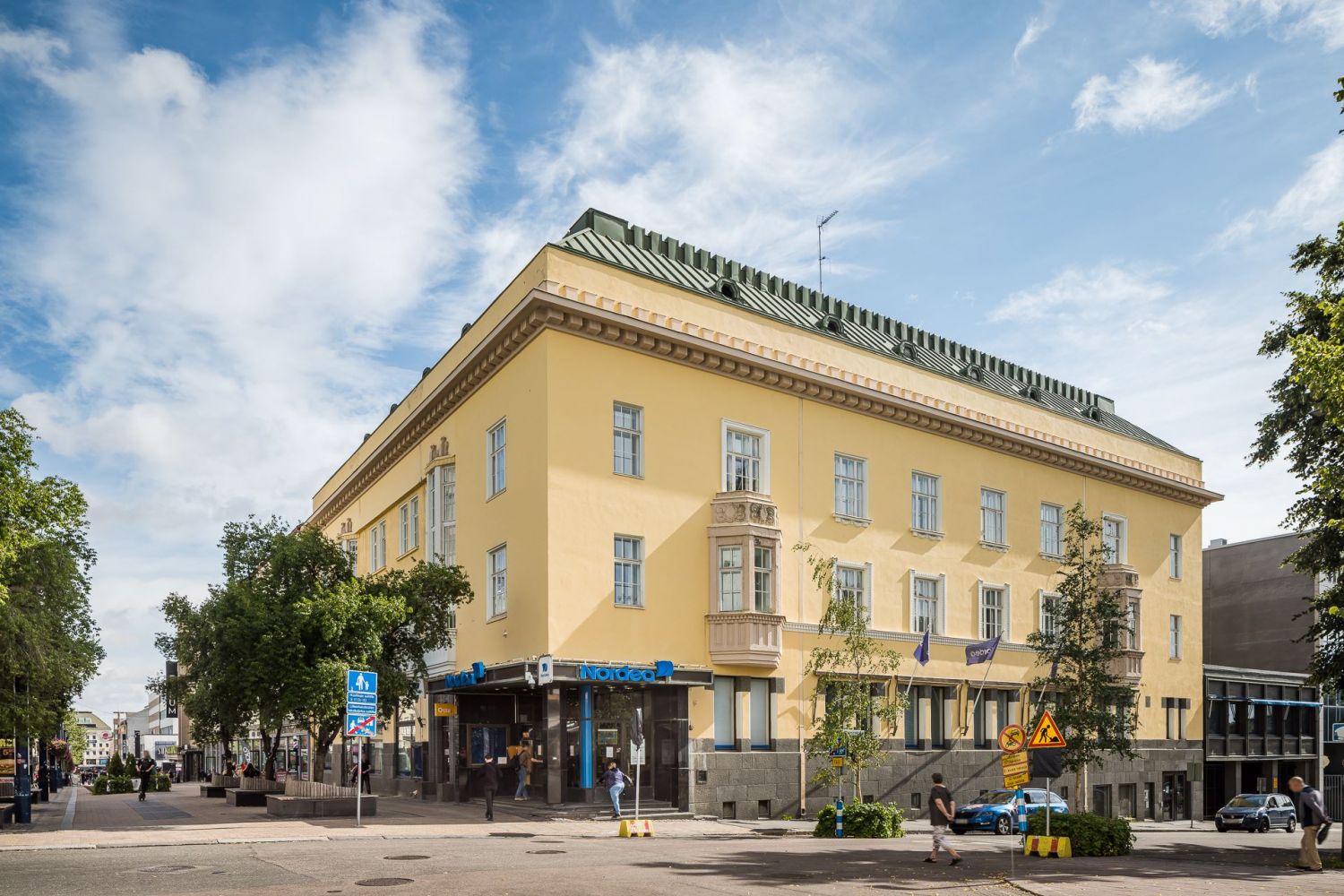 Näyttävä, valoisa toimistotila, josta upeat näkymät Kirkkopuistoon ja sisäpihalle.     Esimerkkisovituksessa 25 työpiste...