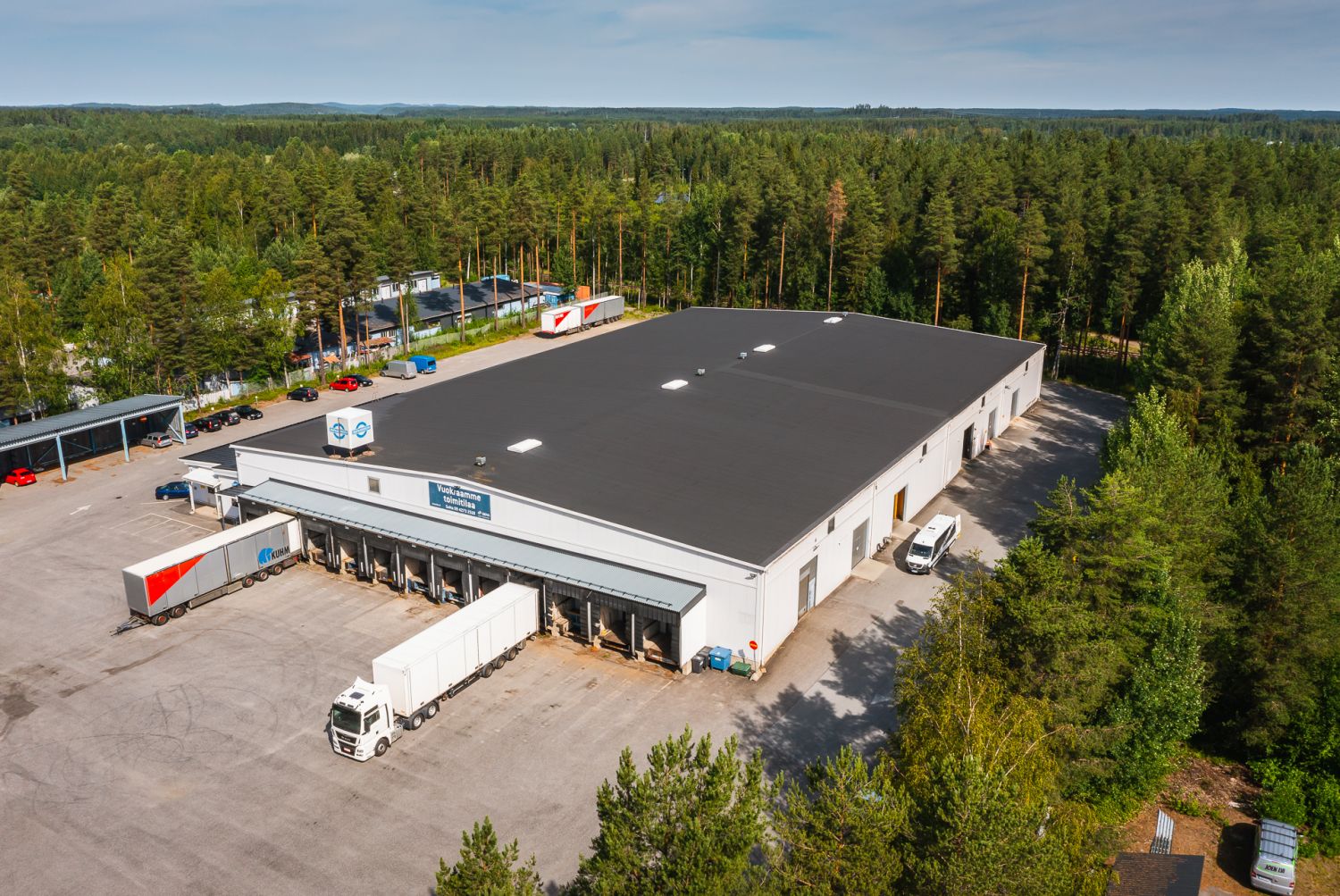 Vuokrataan ensimmäisen kerroksen 415 m²:n varastotila kolmella nosto-ovella. Vapaa korkeus n. 6-7 m. Tila on vapaa! Lisäksi vuokrataan 13 m²:n ja 60 m²:n toimistotilat.Kiinteistö sijaitsee n. 2...