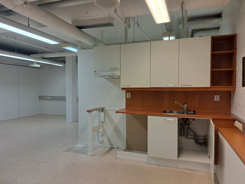 Alakerran keittiö ja taukotila