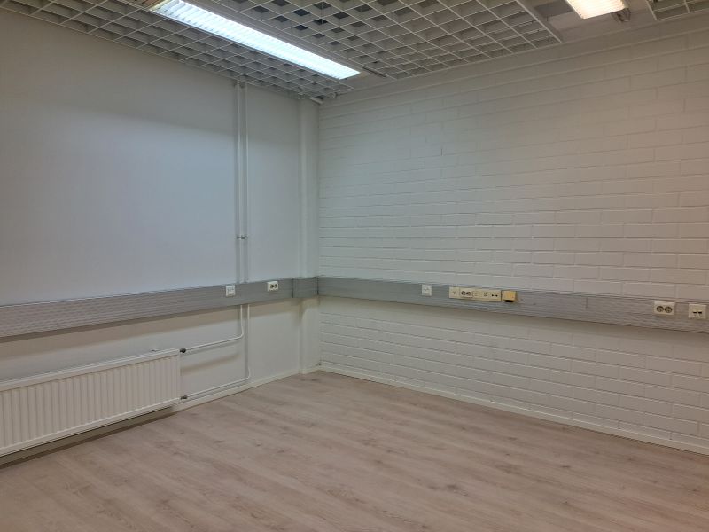 Alakerran toimistotila