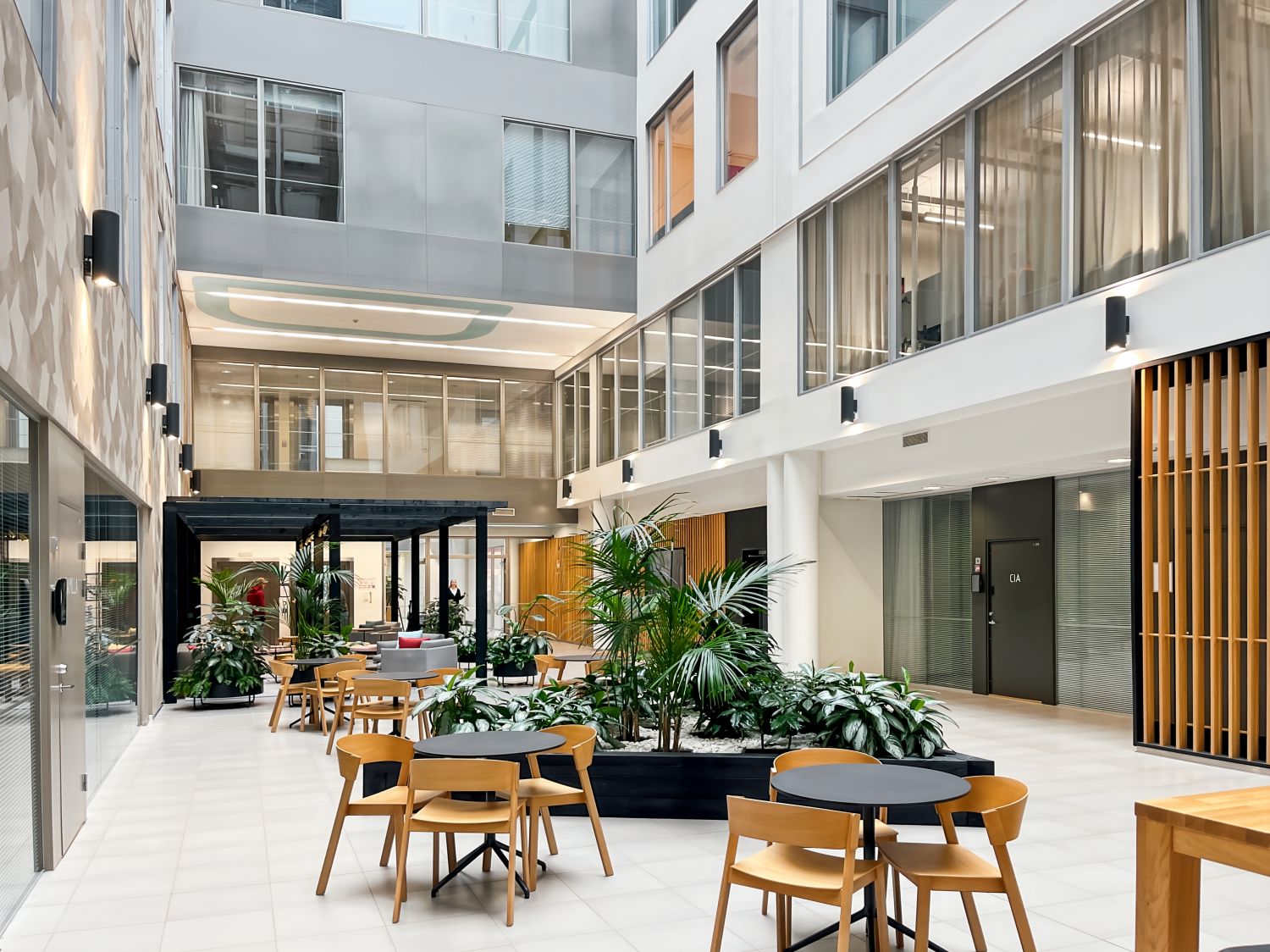 Työtilat, palvelut ja tuki auttavat tehostamaan työskentelyäsi kohteessa Regus Alberga Business Center