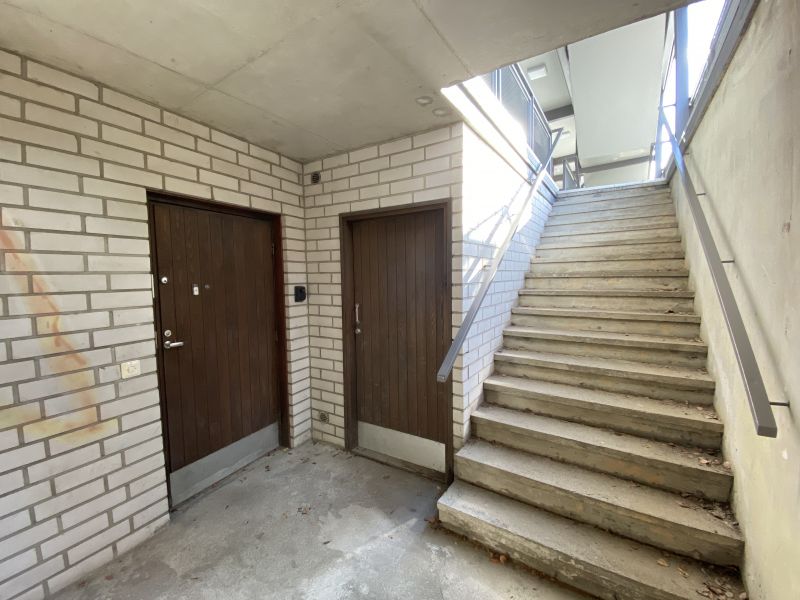 Alakerran sisäänkäynti