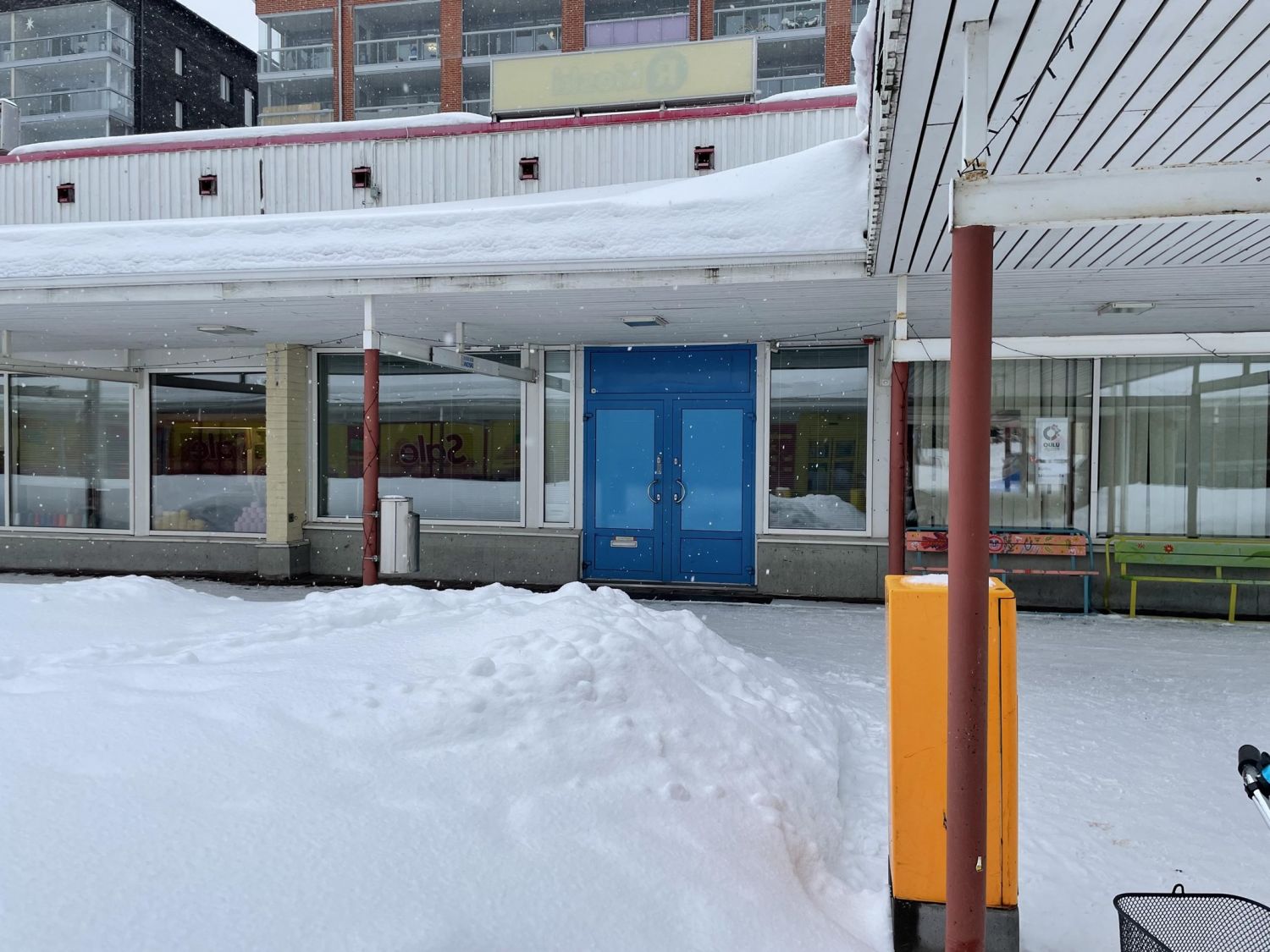 Höyhtyän ostoskeskuksesta myydään hyvän kokoinen ja siistikuntoinen liiketila. Läpitalon huoneisto, jossa käyntiovet rakennuksen molemmilta puolilta. Tilat koostuvat avotilasta, neuvotteluhuoneesta, toimistosta, pienestä keittiötilasta sekä wc:stä. Tila on viimeksi ollut tilitoimiston käytössä, mutt...