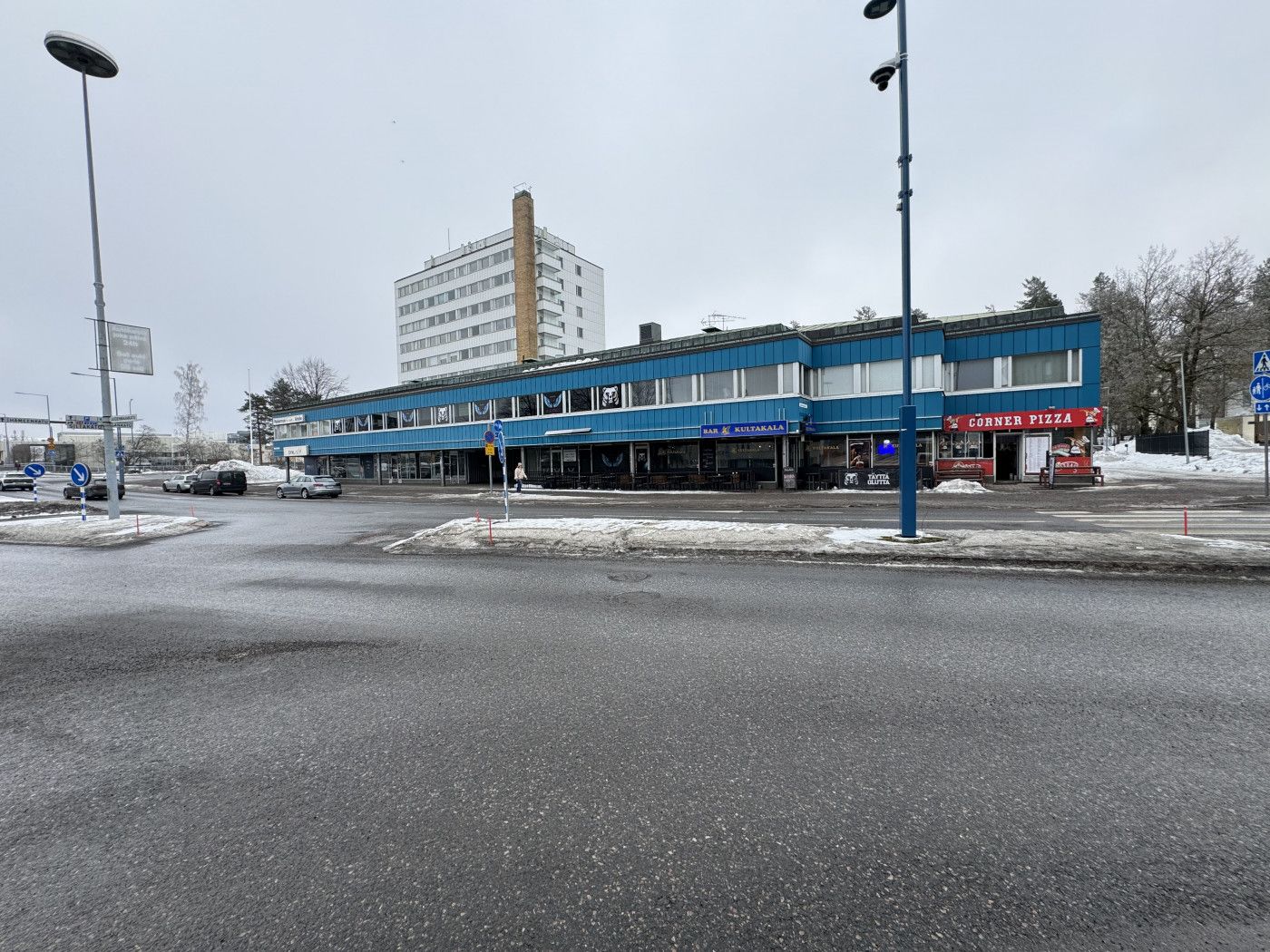 Keskeisellä paikalla 2. kerroksessa Hyvinkään ydinkeskustassa vakiintunut ravintolatila. Lähellä rautatieasema, bussiasema, kauppakeskus Willa kävelymatkan pääsä jne.Remontoi tästä itsellesi esim. lounasravintola. Vuokra ensimmäiset 2 vuotta vain 1000€/kk + alv. 2 v. jälkeenkin vain 2000€/kk + alv...