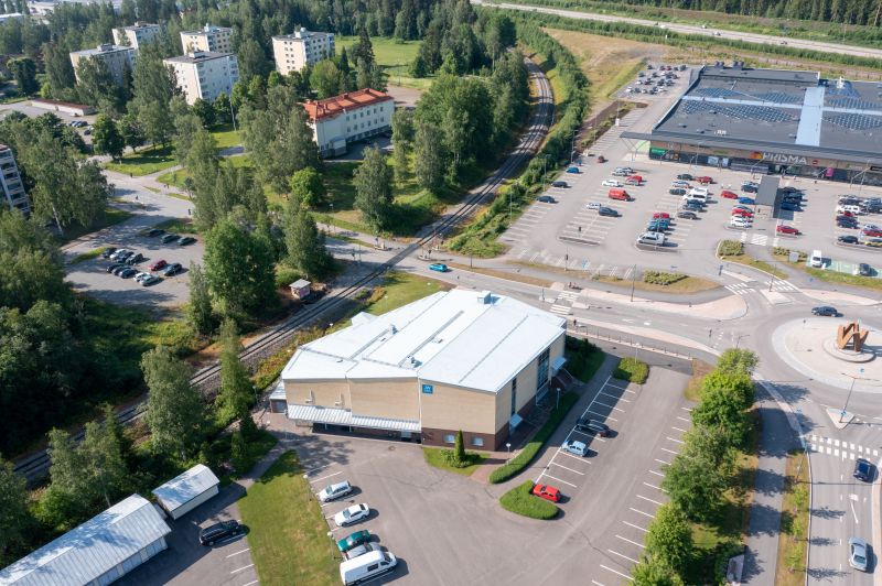 Suurempien tapahtumien kokousrakennus sekä huoltorakennus.Kaksi erillistä kokoustilaa, kiinteitä istuimia 735 kpl (600+135).Aulatilaa, iso ruokasali valmistuskeittiöllä, tilavat wc-tilat, 2 vierashuonetta, saunallinen talonmiehenasunto, kirjasto, VVS-tilaa, sauna, allastila ja tekninen tila.