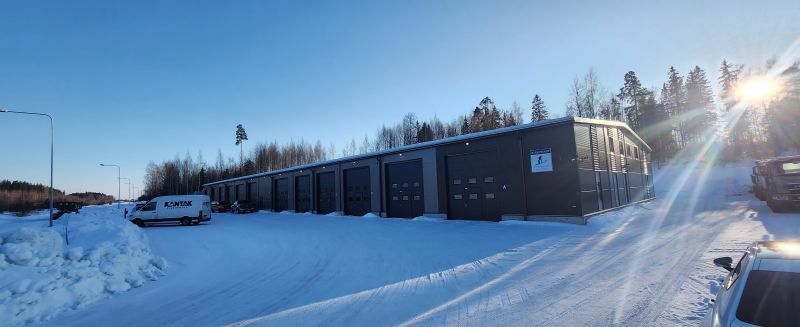 Huippusijainnilla Kujalan yritysalueella!!!Vapaana vain yksi 68m2 tuotantotila. Lisäksi löytyy sijoittajalle toinen, yli 570m2 pitkällä vuokrasopimuksella ja hyvällä vuokratuotolla oleva tila.