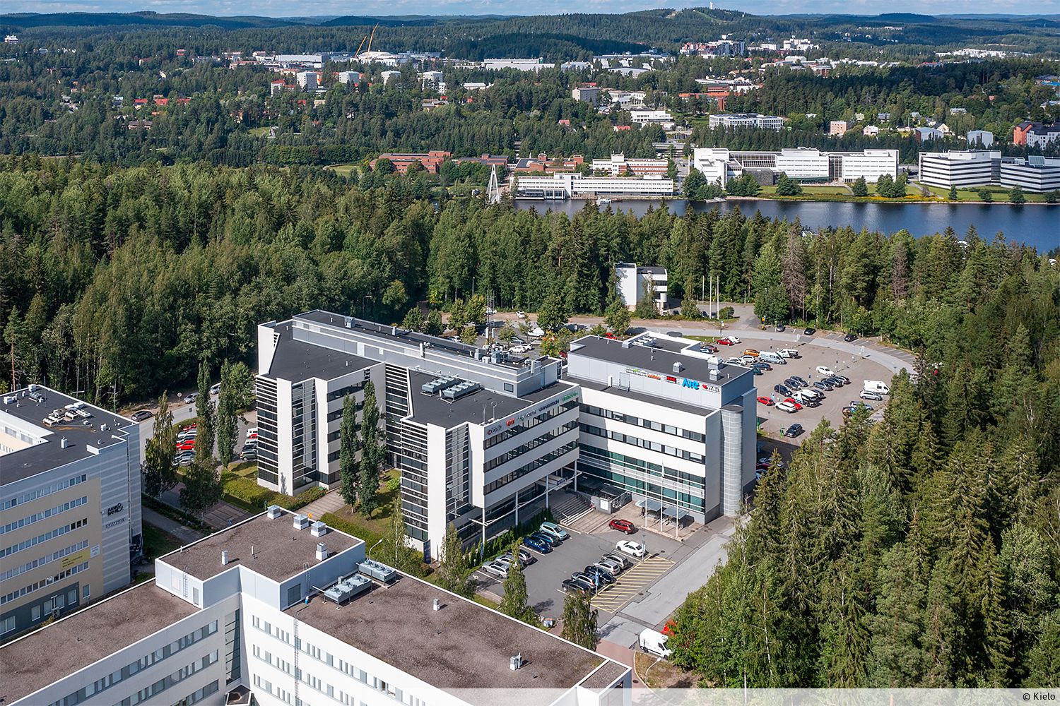 Vuokrataan 5. kerroksen toimistotila suuremmankin yrityksen tarpeisiin. Tila koostuu avotilasta ja erikokoisista huoneista. Kysy lisää!