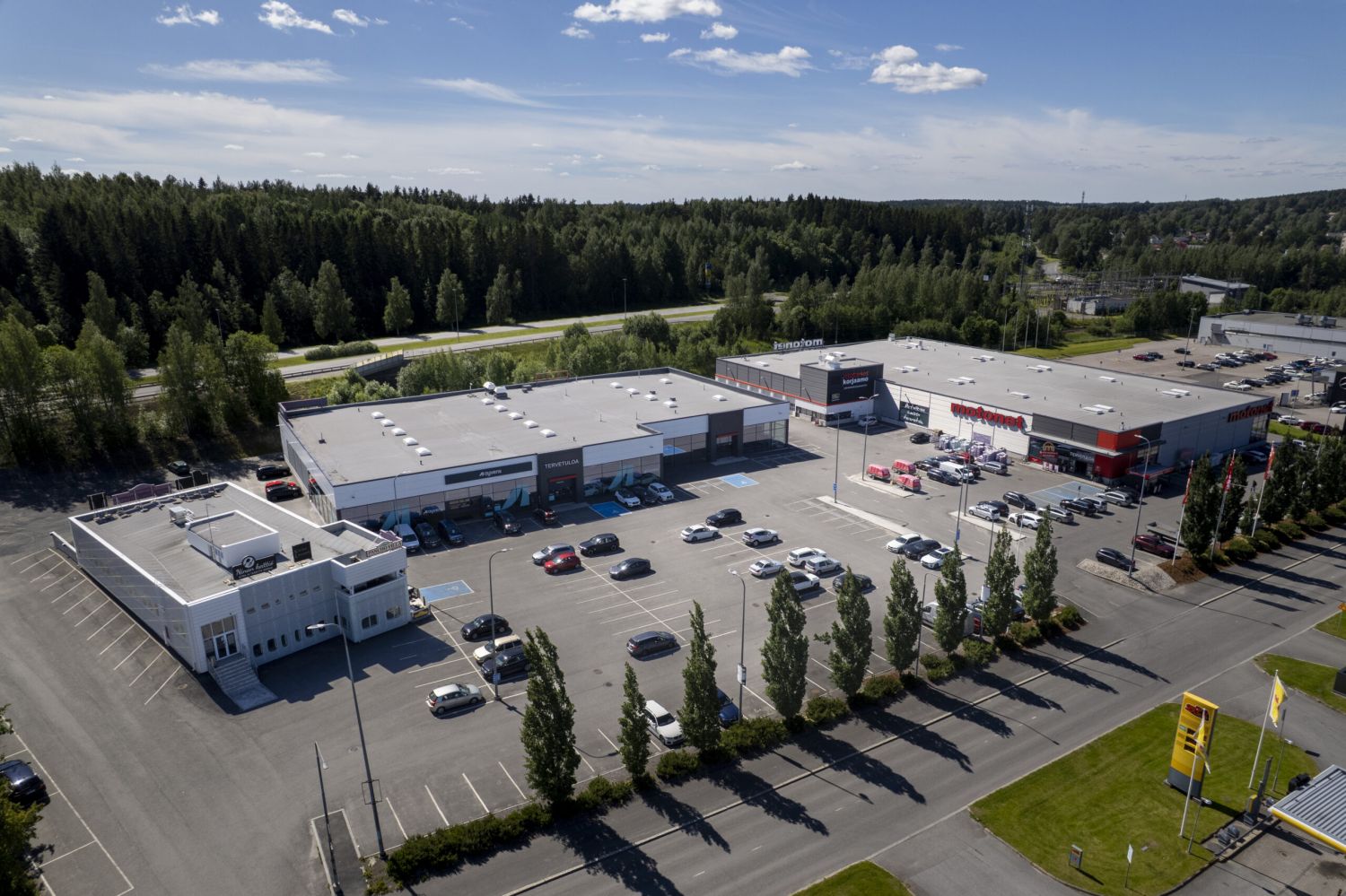 Lielahdessa on monipuolinen tarjonta yrityksiä erityisesti teollisuuden ja kaupan aloilta. Alueella on myös useita teknologian ja logistiikan yrityksiä sekä lukuisia vähittäiskauppoja. Taninkadulla on paljon eri alojen myymälöitä.