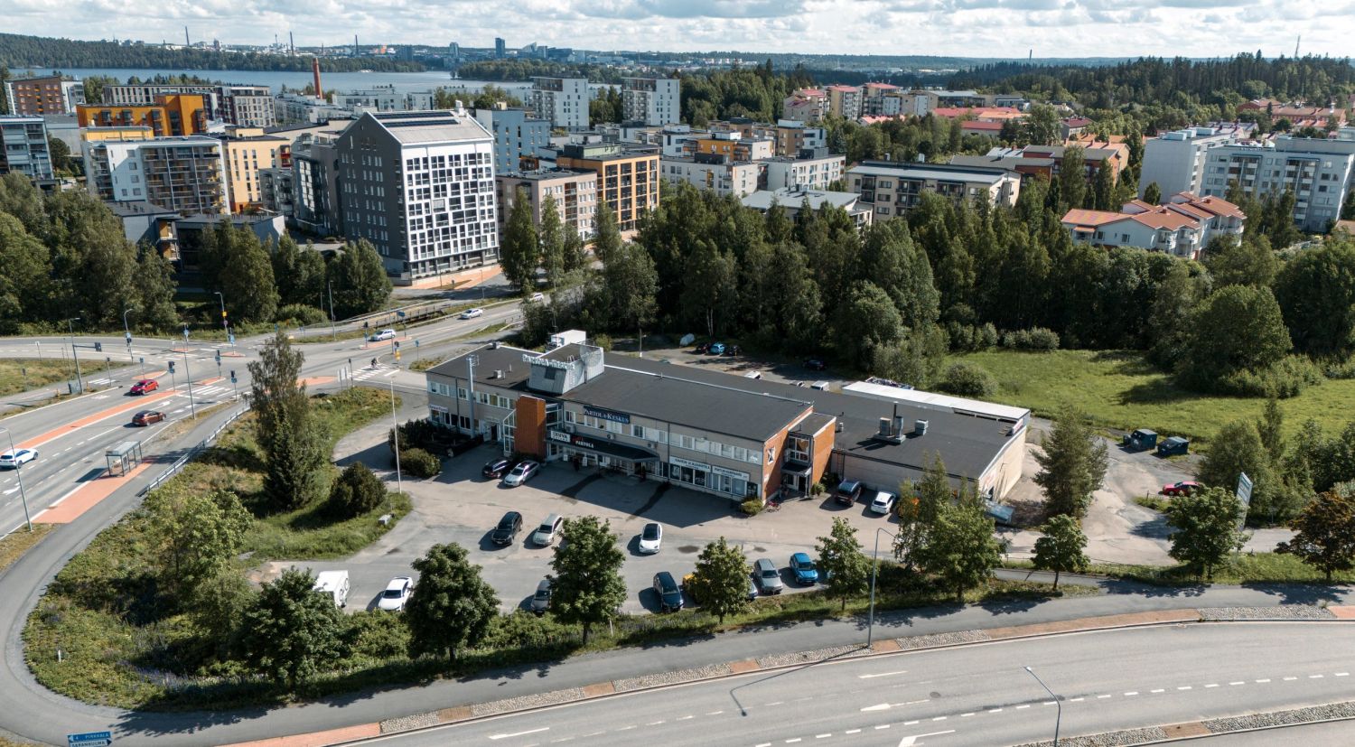 Hyvien kulkuyhteyksien varrella, Pirkkalan ja Tampereen rajalla sijaitseva yrityskeskus. Kävelyetäisyyden päässä on kauppakeskus Veska, josta löytyy kattava valikoima lounasravintoloita, erikoisliikkeitä ja hyvinvointipalveluita.