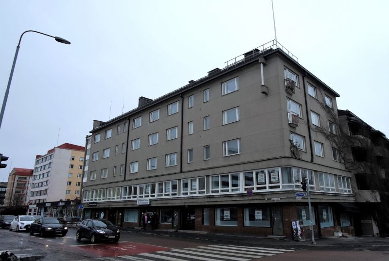 240 neliöinen 2. kerroksen valoisaa ja avaraa toimistotilaa Jyväskylän keskustassa. Tilat sijaitsevat vilkkaan Kauppakadun ja Vaasankadun risteyksessä. Tilaa on mahdollista muunnella ja pilkkoa. Kellaritasossa on lisäksi vuokrattavana 130m2 varastosta toimitilaksi muutettua tilaa. Kaikki tilat ovat ...