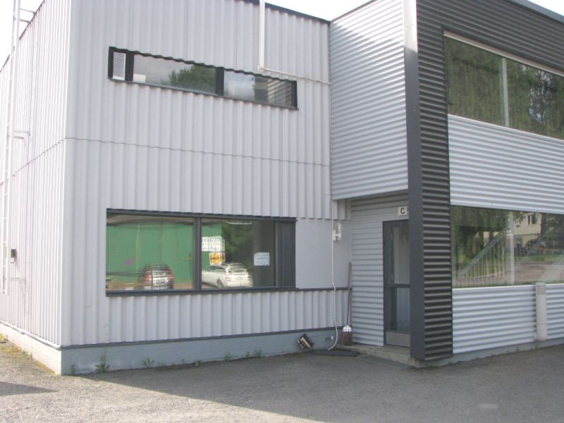 Sopimuksen mukaan vapautuva siisto toisen kerroksen toimistotila Messukylästä. Pihassa hyvät pysäköintipaikat.