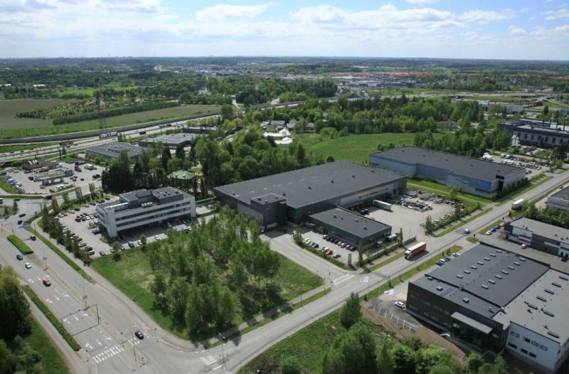 Vuokrataan yhteensä 9.218m2  varasto-tuotantotilaa (8.135m2 + 1.083m2) joka on jaettavissa kahdelle. Varaston isomman osan korkeus on 8.50m ja pienemmän 4.50m, 6 lastaustaskua, 4 nosto-ovea, lattian kantavuus 4.000kg/m2. Varastossa olevien lavahyllyjen lunastaminen on neuvoteltavissa. Hyvät sosiaali...