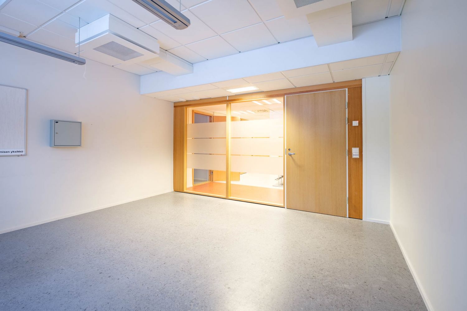 Sisäkuva 32 m2 toimistohuoneesta