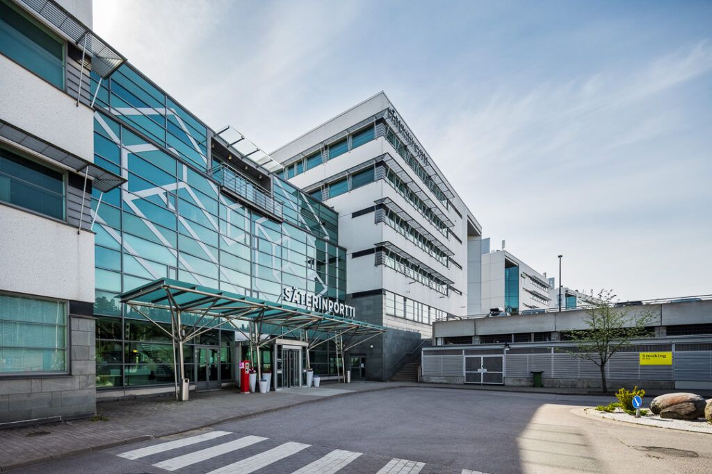 Vapaana 1558 m2 datakeskustilaa Säterinportin toimistokiinteistön ensimmäisestä kerroksesta. Tilaan tulee tavarahissi. Tilan käytävällä on useita erikokoisia huoneita säilytykseen ja toimintaan. Nämä tilat vuokrataan todella joustavilla ehdoilla, joten nyt on oikea hetki tarttua tilaisuuteen muuttaa...