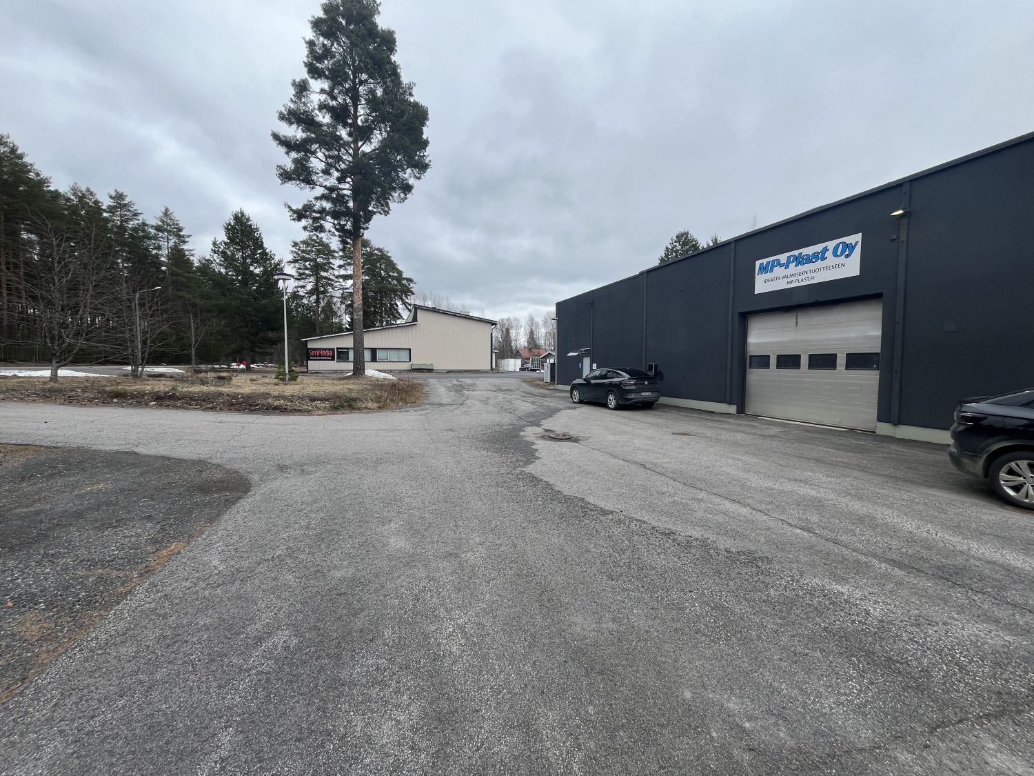 Tehokas, siisti ja selkeä tuotantohalli Valtatien varrelta Muuramen teollisuusalueelta.