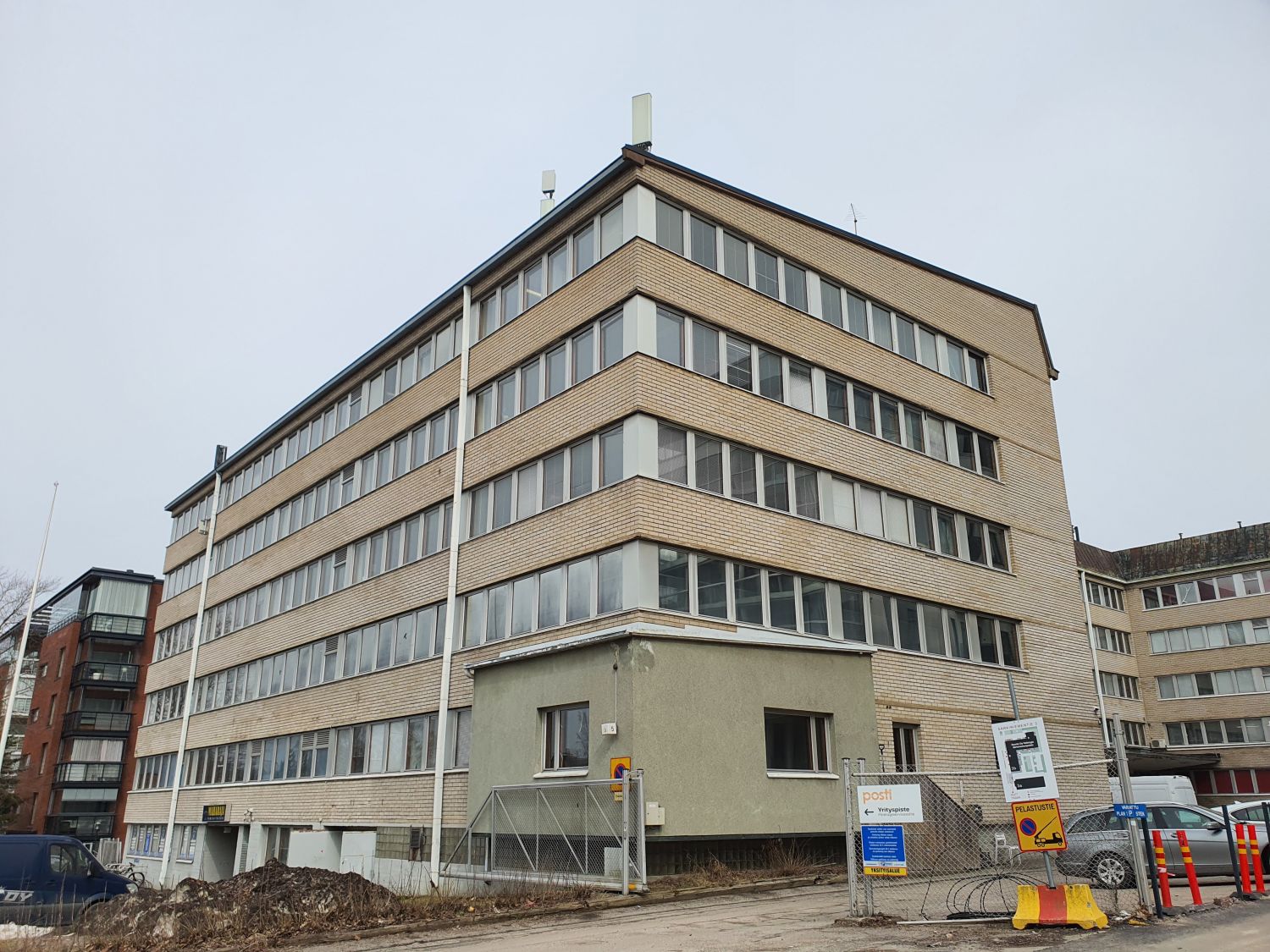 SÄRKINIEMENTIE 5 - toimisto/showroom 250m2Hieno ylimmän 5. kerroksen industrial-henkinen toimisto-/näyttelytila upealla MERINÄKÖALALLA!Kokonaisuudessa 2 isompaa avotilaa, 3 toimistotilaa, neuvotteluhuone, keittiö, 2 wc-tilaa ja suihku.Erittäin valoisa tila, jossa huonekohtainen jäähdyttävä ilmas...