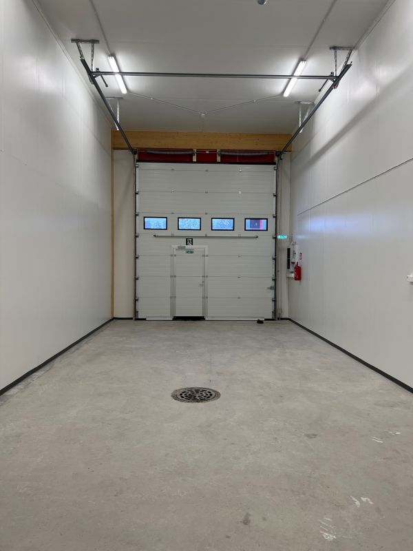 Autohalli/varastotila. Pinta-ala n. 75m2. Tilassa wc. Soveltuu myös raskaalle kalustolle. Korkea nosto-ovi (5m). Hallin korkeus 5,5m. Maalämpö.