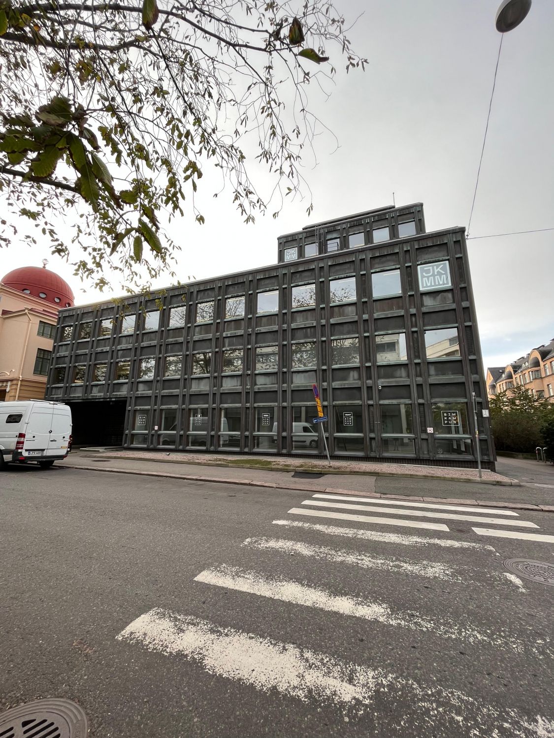 Valoisa toimistotila läpitalon ikkunoilla. Tässä tehokkaassa toimistossa on runsaasti avokonttoria, jossa kommunikointi ...