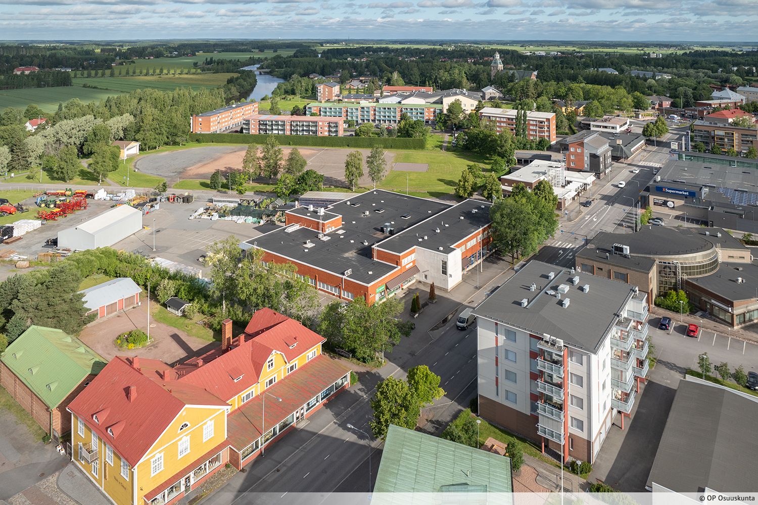 Vuokrataan toisen kerroksen toimitila hyv&auml;ll&auml; sijainnilla Huittisen keskustassa. Tilassa monta erillist&auml; toimistohuonetta, avotilaa, keitti&ouml; sek&auml; WC-tilat. Ota yhteytt&auml; ja kysy lis&auml;&auml;!