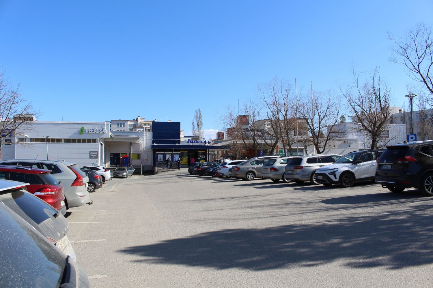 Tila sijaitsee Petosen kauppojen S-marketin kiinteistössä.