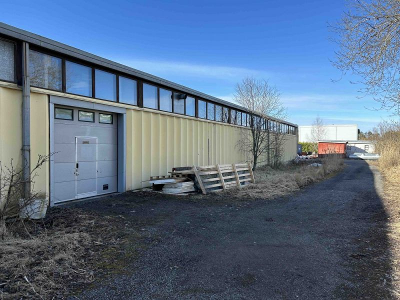 Avointa hallitilaa, johon johtaa noin kolme metriä korkea nosto-ovi. Soveltuu kevyeen tuotantoon ja varastointiin. Samassa kiinteistössä vapaana myös muita tiloja. Käyttökulut kuuluvat hintaan, jos toiminta ei ole erityisen vaativaa esimerkiksi sähkönkulutukseltaan. Tila on heti vapaa.Kysy lisätie...