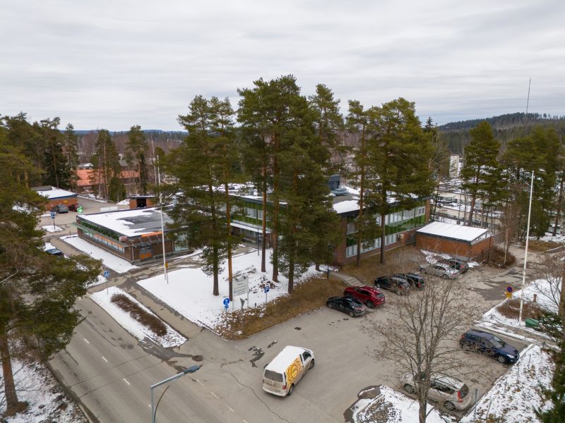 Siisti toimistohotelli, josta voi vuokrata yksittäisiä huoneita tai enemmänkin. Toimistohotelli sijaitsee 2.kerroksessa. Varastotila sijaitsee maantasossa isoilla ovilla, jotta tavaran tuominen on helppoa. Tilassa on lämmitys ja ilmastointi.