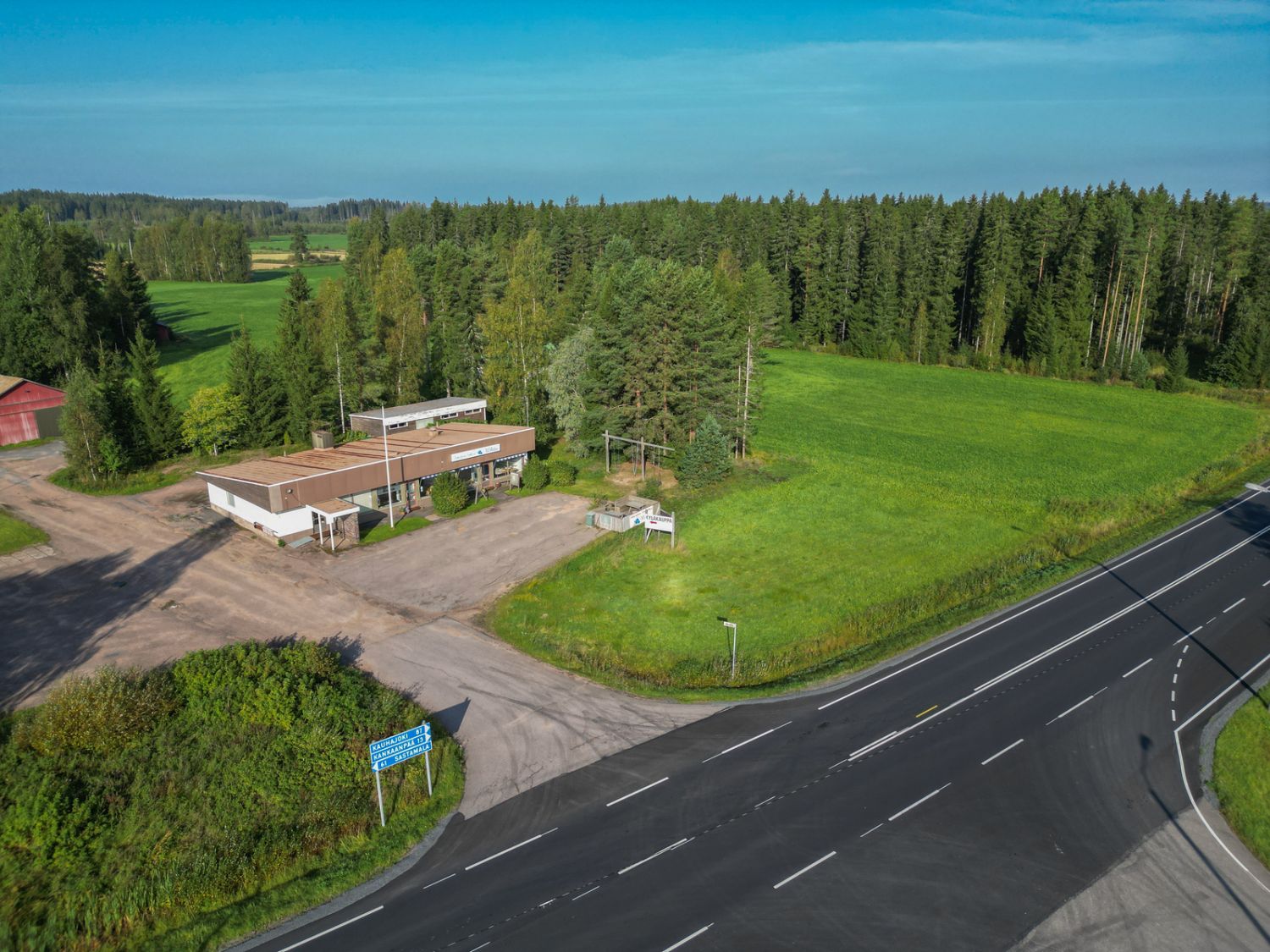 Liikekiinteistö vireässä Vihteljärven kylässä!Tämä ryhdikäs ja hyvänä pidetty liikerakennus sijaitsee keskellä kylää, näkyvällä paikalla Pohjanmaantien varrella. Rakennuksessa toiminut aikaisemmin, sen rakennuttanut pankki. Tällä hetkellä vuokralaisena parturikampaamo. Aikaisemmin tiloissa toimi...