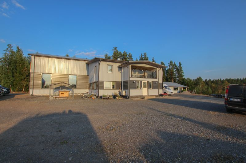 Yhdistä asuminen ja yritystoiminta!Tämä kiinteistö täyttää ehdottamasti kriteerit: 