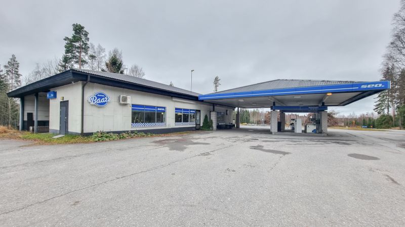 Perinteikäs huoltamokiinteistö Pomarkussa etsii uutta omistajaa!Ryhdikäs elementtirakenteinen rakennus sijaitsee keskeisellä paikalla, Vanhatien alussa, lähellä Porintietä. Rakennuksessa myymälä-/kahvilatila, kaksi korjaamotilaa, pesuhalli sekä katostilaa. Toimiva kiinteistö nykyiseen käyttötark...