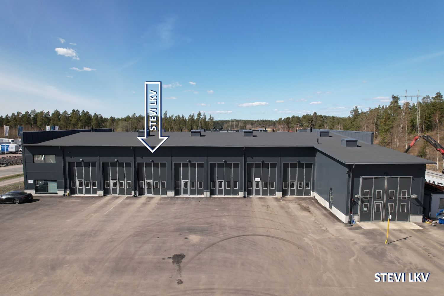 150m2 Uutta & siistiä hallia *Isot ovet *Iso piha *Toimisto