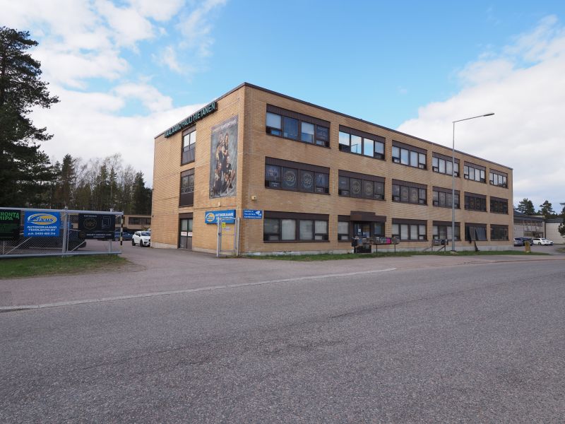 200 m2 katutason moneen sopiva tila lastauslaiturilla n. 600 m Lahdenväylän rampilta. Pohja: www.jonne.fi  