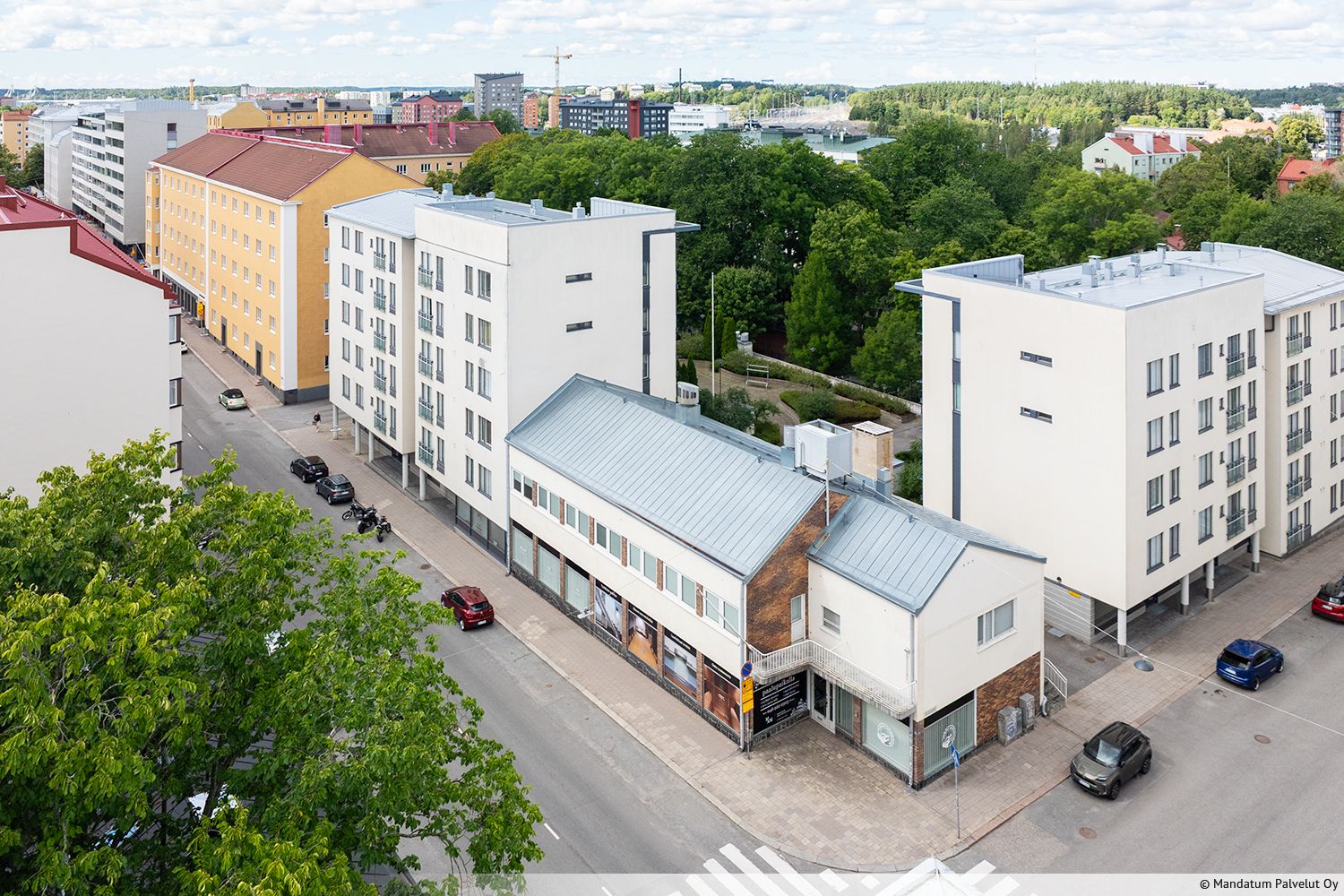 Vuokrataan uniikki, koko talon kattava toimitilakokonaisuus erinomaisella sijainnilla Turun keskustassa. Kolmen kerroksen k&auml;sitt&auml;v&auml; kokonaisuus sis&auml;lt&auml;&auml; toimistotilaa, show roomeja, neukkareita sek&auml; saunan. Kaikki tilat ovat uutta vastaavassa kunnossa. Ty&ouml;tila...